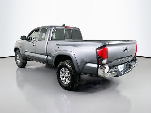 Used 2018 Toyota Tacoma SR5 w/ SR5 Appearance Package (SM) image 5