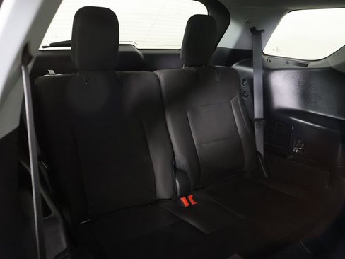 Used 2022 Ford Explorer XLT image 32