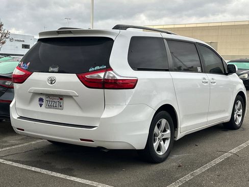 Used 2017 Toyota Sienna LE image 3