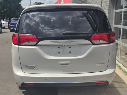 Used 2017 Chrysler Pacifica Limited w/ UConnect Theater Package FWD image 5