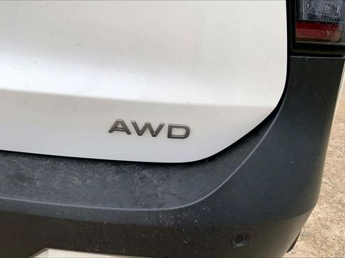Used 2025 Nissan Kicks SV AWD/4WD image 18