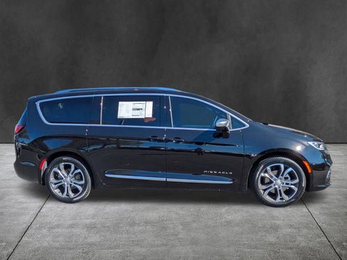 New 2026 Chrysler Pacifica Pinnacle image 3