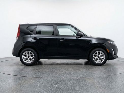 Used 2025 Kia Soul LX w/ LX Technology Package image 11