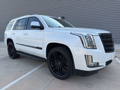 Used 2018 Cadillac Escalade Luxury AWD/4WD image 1