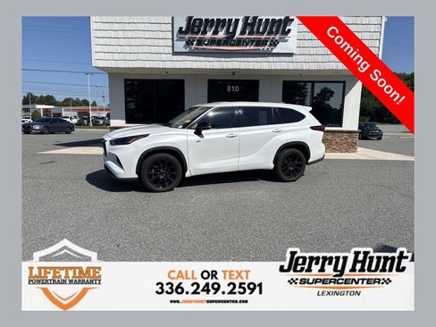 Used 2022 Toyota Highlander L FWD image 1