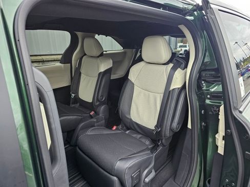 New 2025 Toyota Sienna Platinum image 9