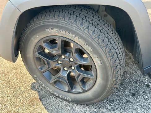 Used 2023 Jeep Cherokee Trailhawk w/ Trailer Tow Group image 9