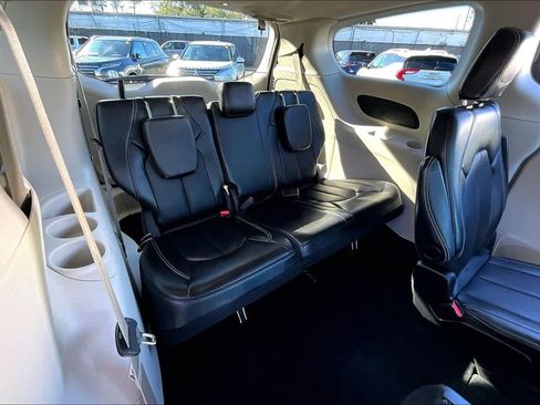 Used 2024 Chrysler Pacifica Touring-L image 24