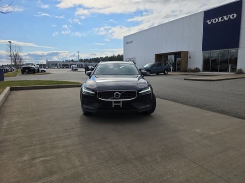 Used 2025 Volvo V60 B5 Cross Country Plus AWD/4WD image 3