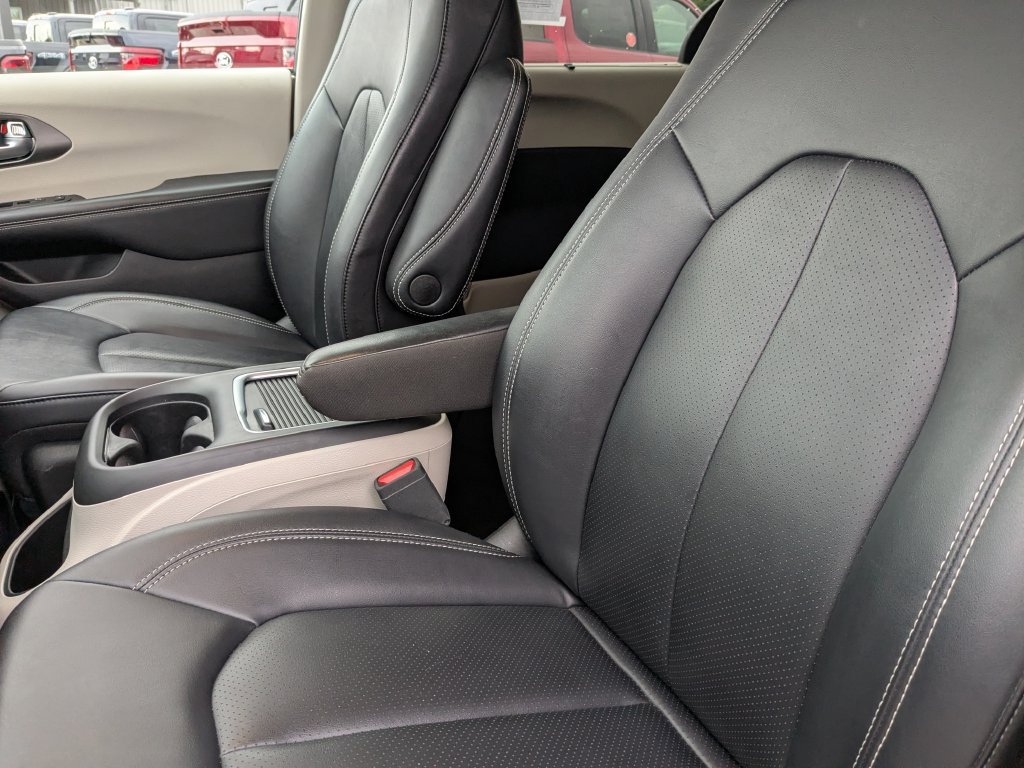 Used 2024 Chrysler Pacifica Touring-L FWD image 25