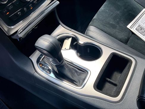 Used 2017 Jeep Grand Cherokee Altitude image 16