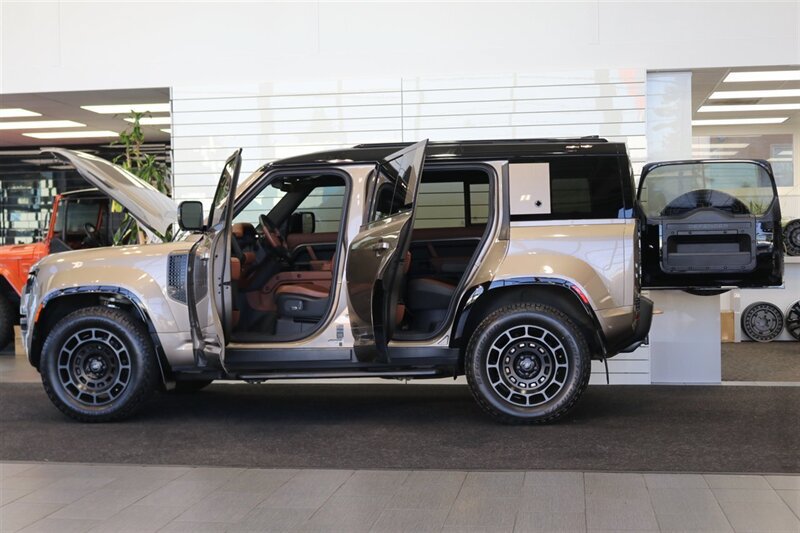 Used 2025 Land Rover Defender 110 AWD/4WD image 10