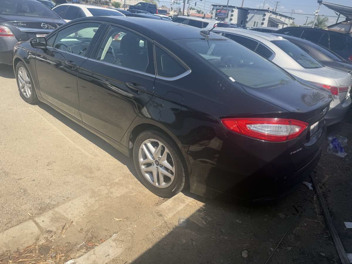 Used 2016 Ford Fusion SE FWD image 3