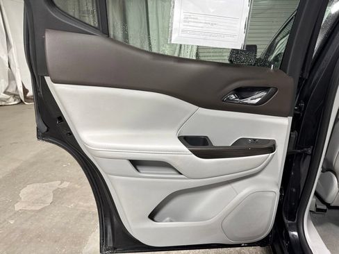 Used 2023 GMC Acadia SLT AWD/4WD image 13