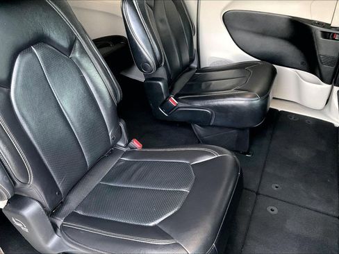 Used 2022 Chrysler Pacifica Touring-L image 18