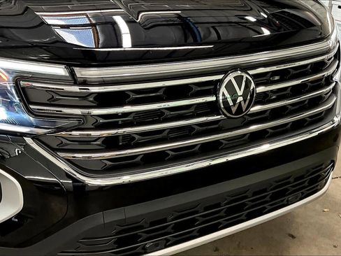 Used 2025 Volkswagen Atlas SE image 32