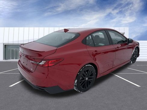 Used 2025 Toyota Camry SE image 3