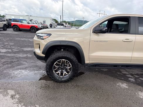 Used 2024 Chevrolet Colorado ZR2 w/ Technology Package AWD/4WD image 11