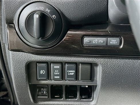 Used 2018 Nissan Titan SV w/ SV Convenience Package image 11