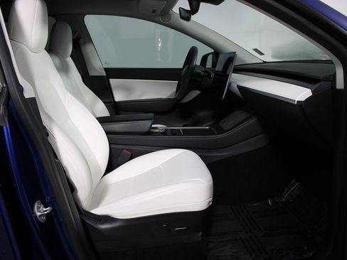 Used 2021 Tesla Model Y Long Range image 10