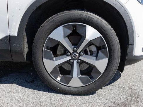 Used 2024 Volvo XC40 B5 Plus image 10