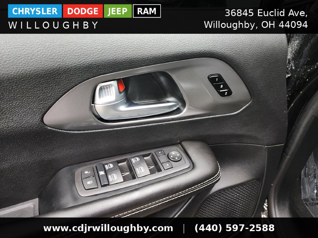 Used 2026 Chrysler Pacifica Select FWD image 12