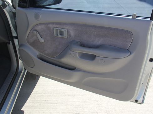 Used 2002 Toyota Tacoma 2WD Regular Cab image 11