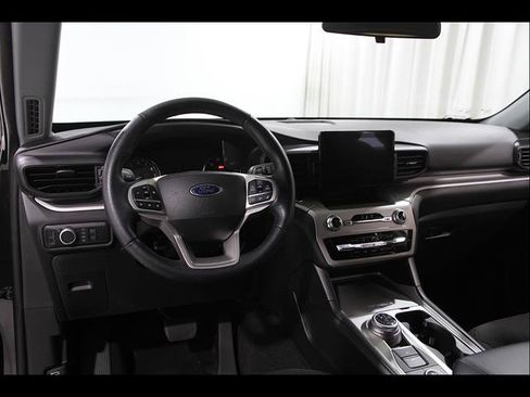 Used 2022 Ford Explorer XLT AWD/4WD image 6