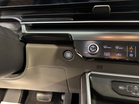 Certified 2026 Kia Carnival FWD image 29