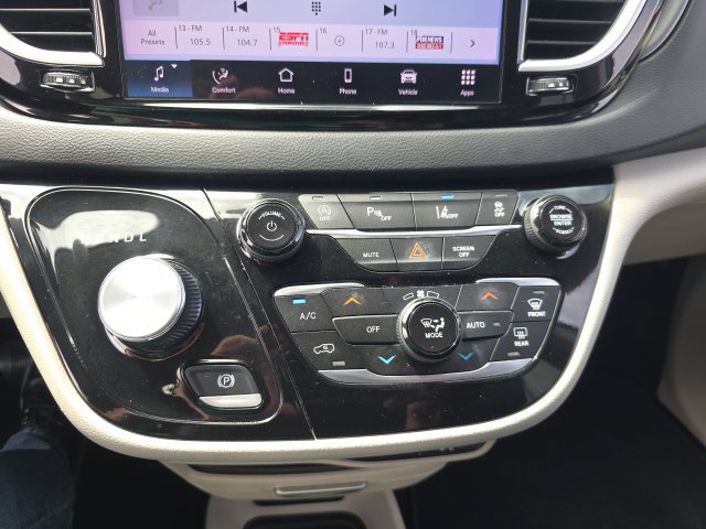 Used 2023 Chrysler Pacifica Touring-L FWD image 24