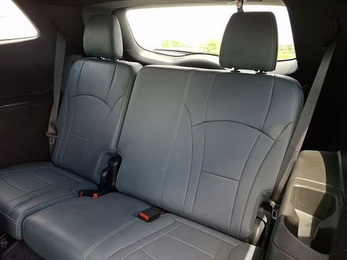Used 2023 Buick Enclave Essence AWD/4WD image 11