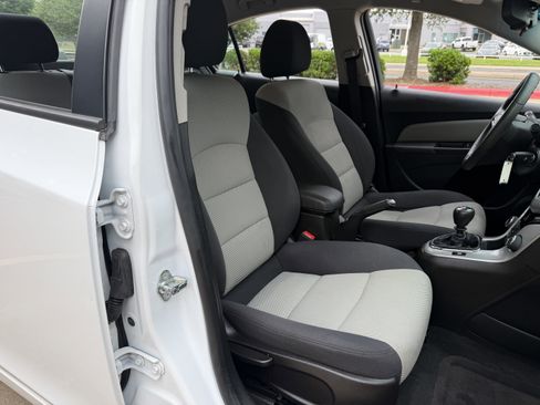 Used 2016 Chevrolet Cruze LS image 11