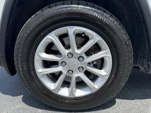 Used 2021 Jeep Grand Cherokee Laredo X AWD/4WD image 75