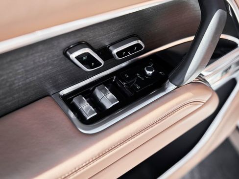 Used 2024 Land Rover Range Rover Long Wheelbase SE image 30