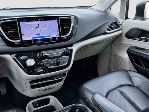 Used 2023 Chrysler Pacifica Touring-L FWD image 22