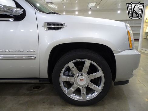 Used 2011 Cadillac Escalade ESV Premium image 13