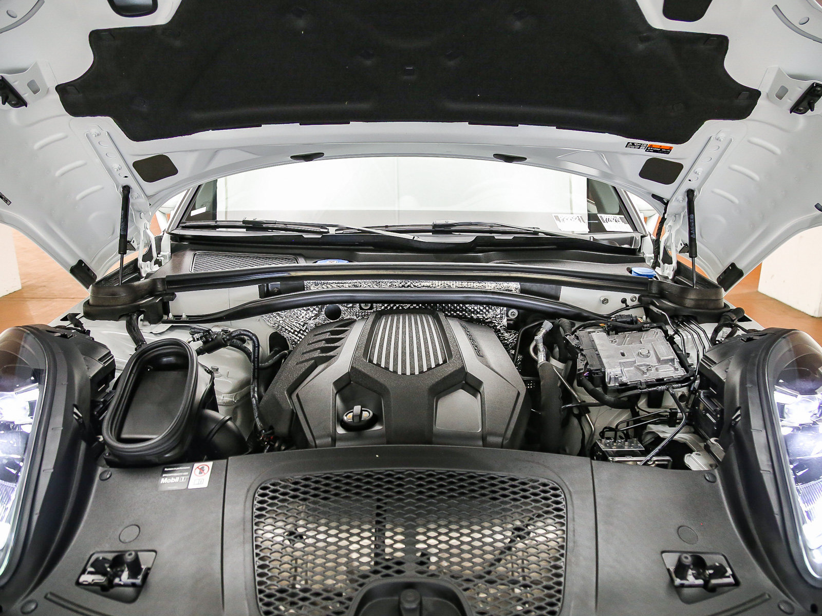 Certified 2026 Porsche Macan AWD/4WD image 32
