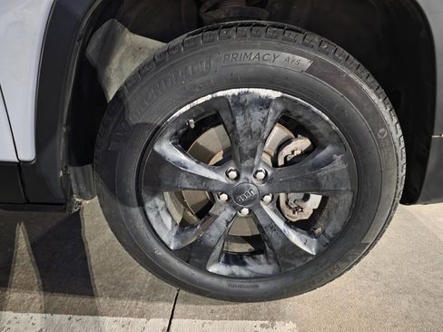 Used 2019 Jeep Cherokee Latitude Plus AWD/4WD image 31