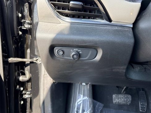 Used 2022 Chevrolet Traverse LS image 12