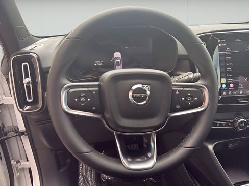 Used 2023 Volvo XC40 Recharge Ultimate image 36