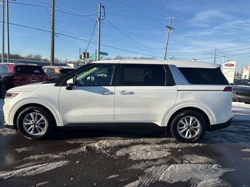 Used 2024 Kia Carnival LX image 4