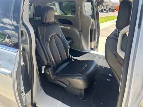 Used 2024 Chrysler Pacifica Touring-L FWD image 38