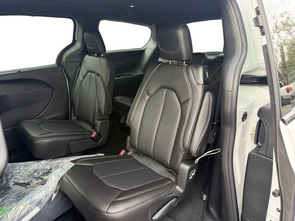 New 2026 Chrysler Pacifica Select FWD image 13