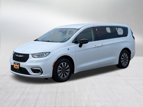 Used 2024 Chrysler Pacifica Limited FWD image 3