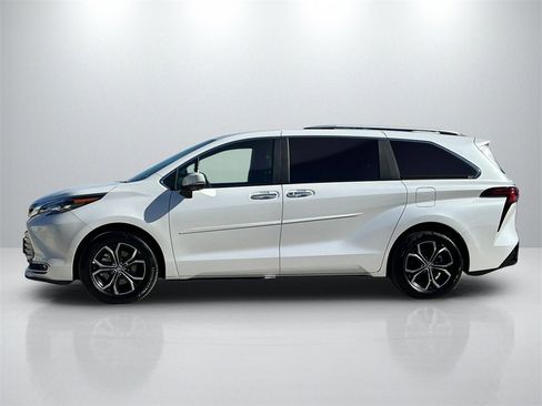 Used 2025 Toyota Sienna Platinum image 8