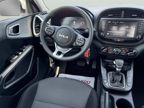 Used 2025 Kia Soul LX w/ LX Technology Package FWD image 13