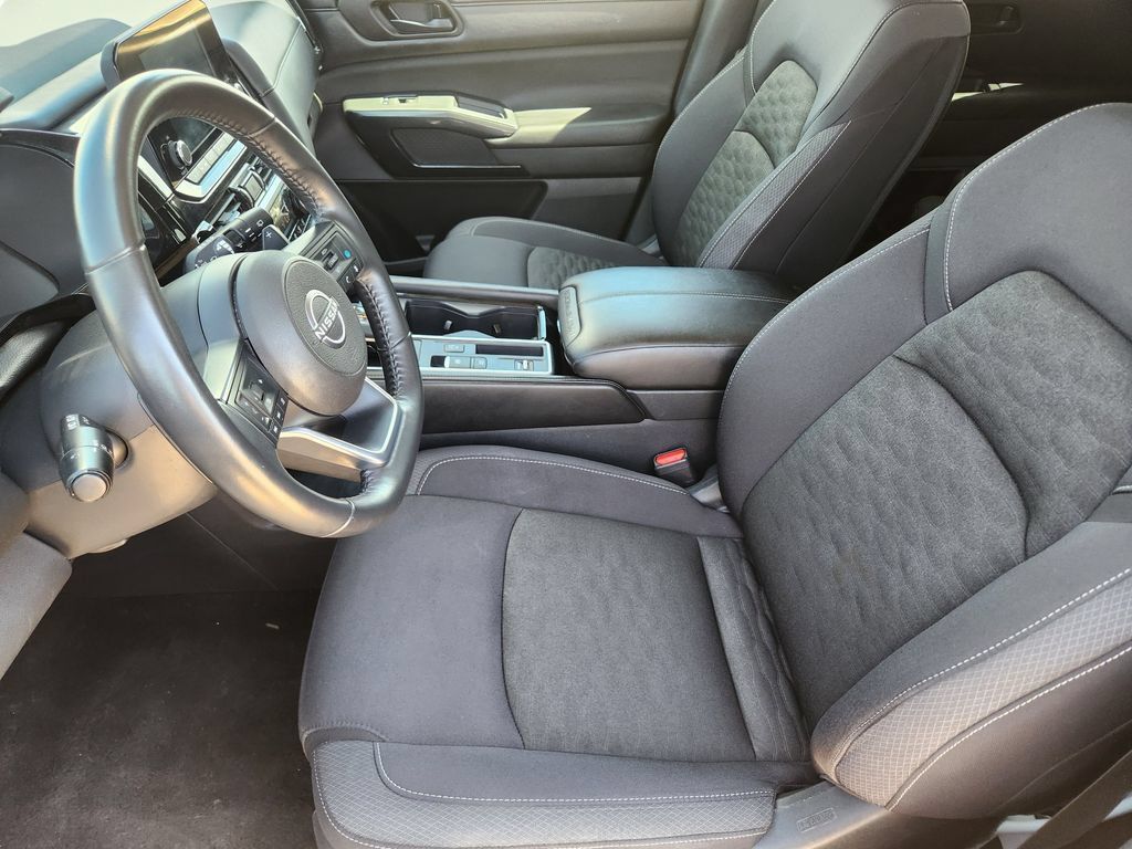 Used 2025 Nissan Pathfinder SV FWD image 21