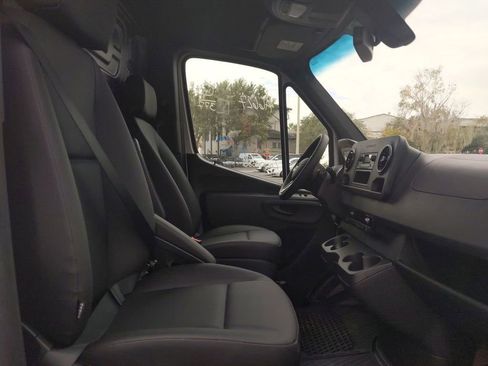 Used 2022 Mercedes-Benz Sprinter 2500 image 11