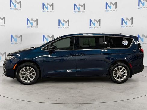 Used 2025 Chrysler Pacifica Select AWD/4WD image 2