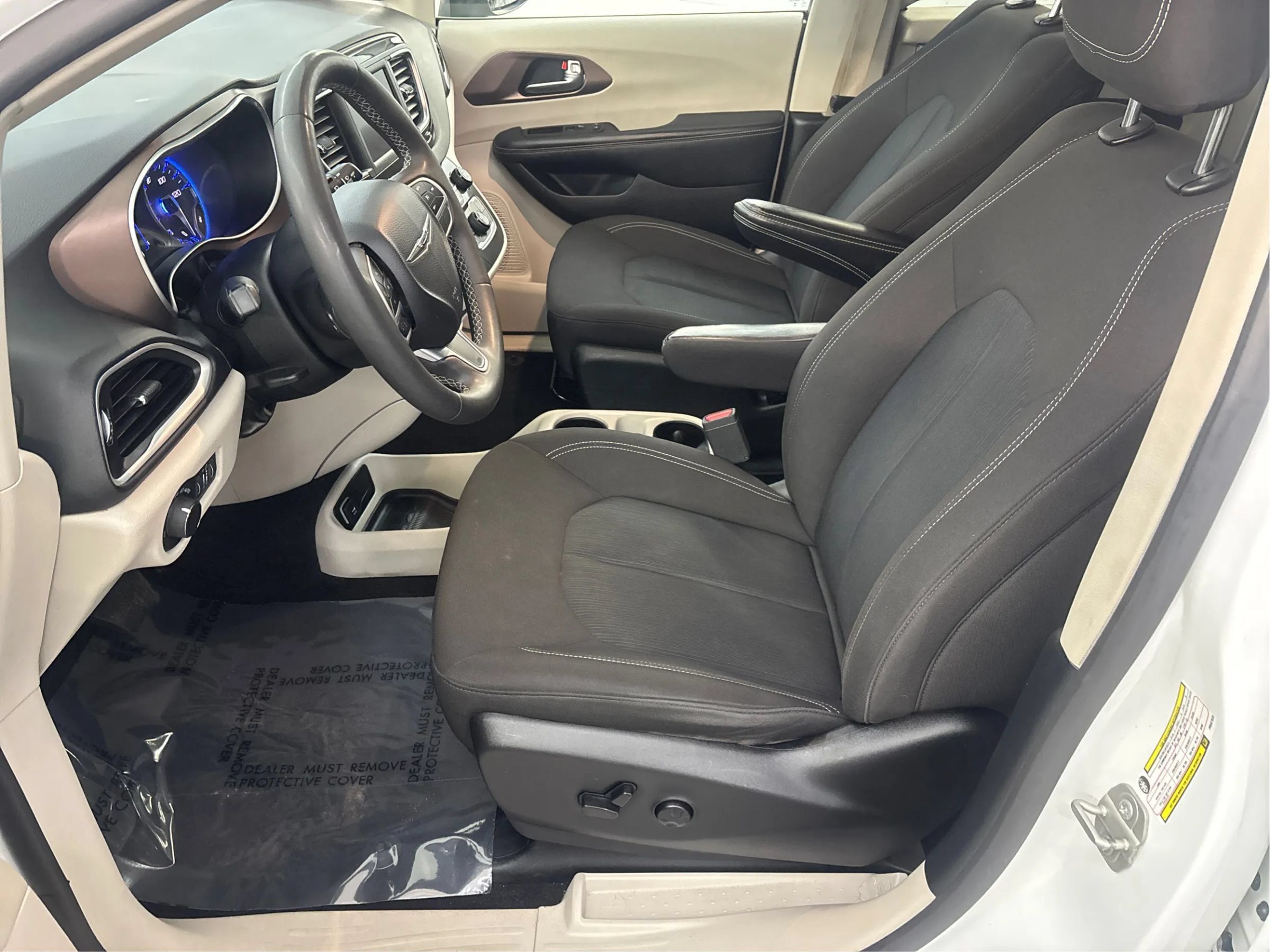 Used 2023 Chrysler Voyager LX FWD image 13